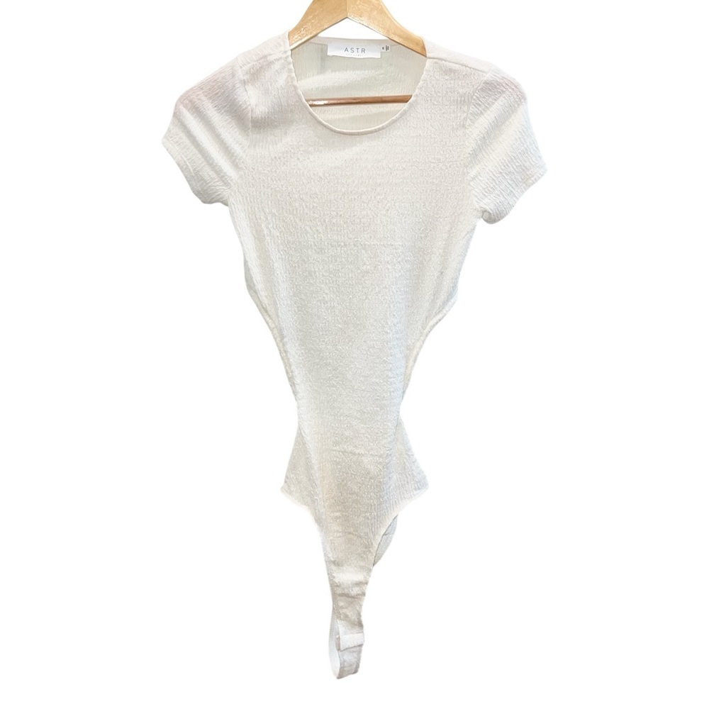 NEW ASTR the Label Charlize Short Sleeve Back Open One-Piece Bodysuit White - Picture 5 of 7